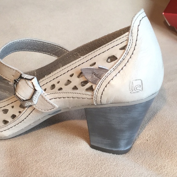 Jose Saenz Bone Color Leather Mary Janes - Picture 6 of 6